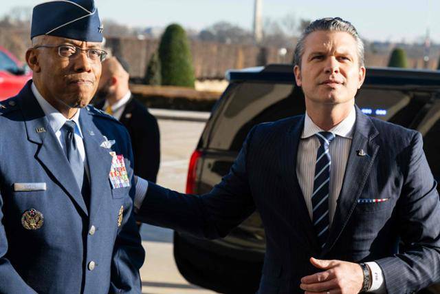 찰스 브라운(왼쪽) 미 합동참모의장이 지난달 27일 워싱턴에서 피트 헤그세스 미 국방장관의 임명 후 첫 만남을 가지고 있다. 워싱턴=AFP 연합뉴스