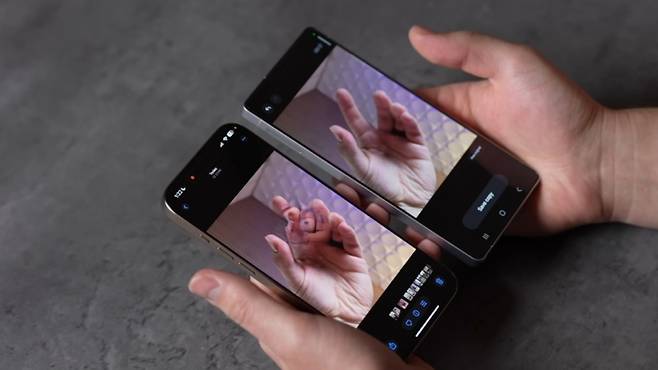 사진=왼쪽부터 아이폰16 프로와 갤럭시S25 울트라로 각 기기의 생성형 AI 기능을 사용해 사진 속 물건을 지워본 맥스 테크의 유튜브 영상 갈무리