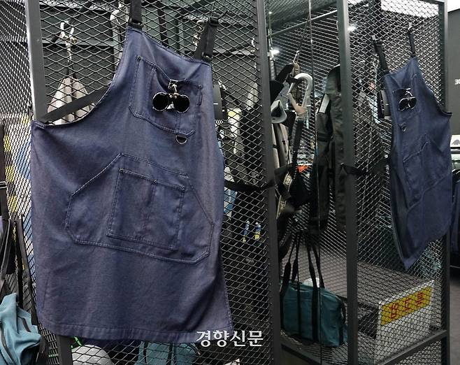 화력이 중요한 주방에서 일하는 조리 노동자를 위한 방염 앞치마. 장회정 기자