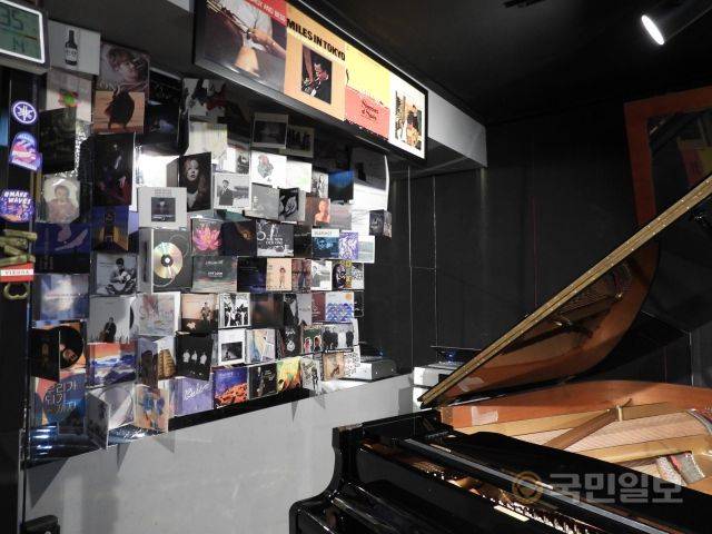 '사운드독'의 내부 모습. 여러 CD가 벽을 장식하고 있다. 박주원 인턴기자