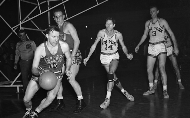 시카고 스태그스 선수가 경기중 드리블을 하고 있다.