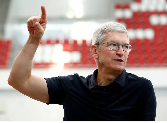 애플이 미국에 수천억달러를 투자할 예정이다. 사진은 쿡 CEO가 2019년 12월12일 싱가포르 OCBC 수영센터에서 싱가포르 패럴림픽 선수 테레사 고와 대화하는 모습. /사진=로이터