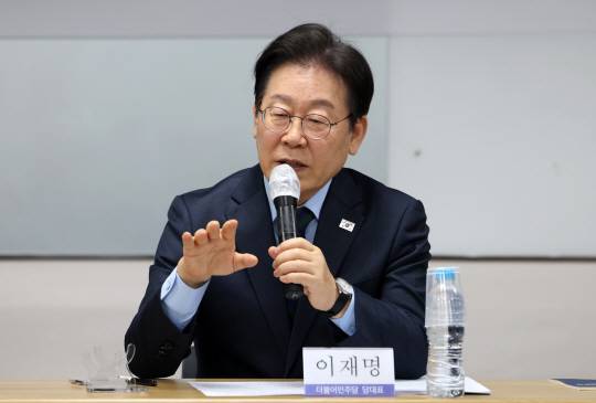 이재명 더불어민주당 대표가 21일 서울 중구 민주노총에서 열린 민주노총-더불어민주당 대표 간담회에서 발언하고 있다. 뉴시스