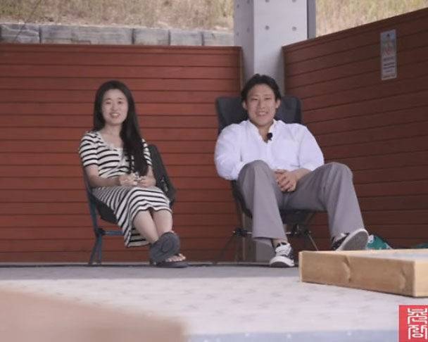 '나는 솔로' 24기 현숙과 영철 사이 핑크빛 교류가 돈다. / 유튜브 채널 '촌장엔터테인먼트TV' 캡처