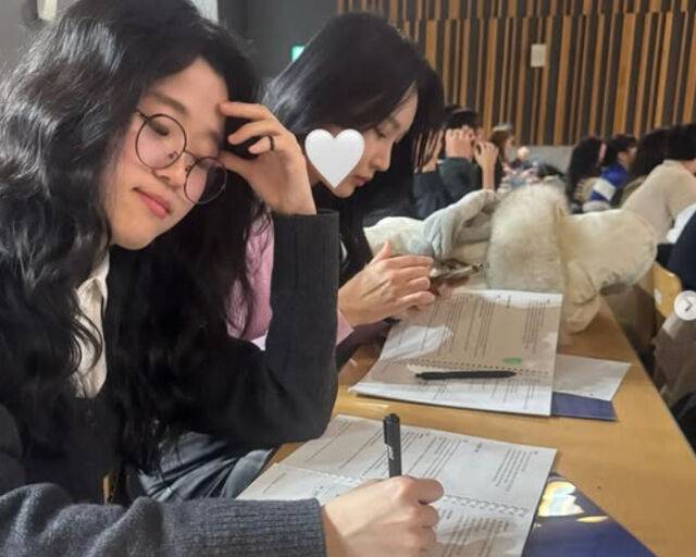 24기 현숙이 '너드학 개론' 콘서트를 즐기고 있다. / 24기 현숙 인스타그램 캡처