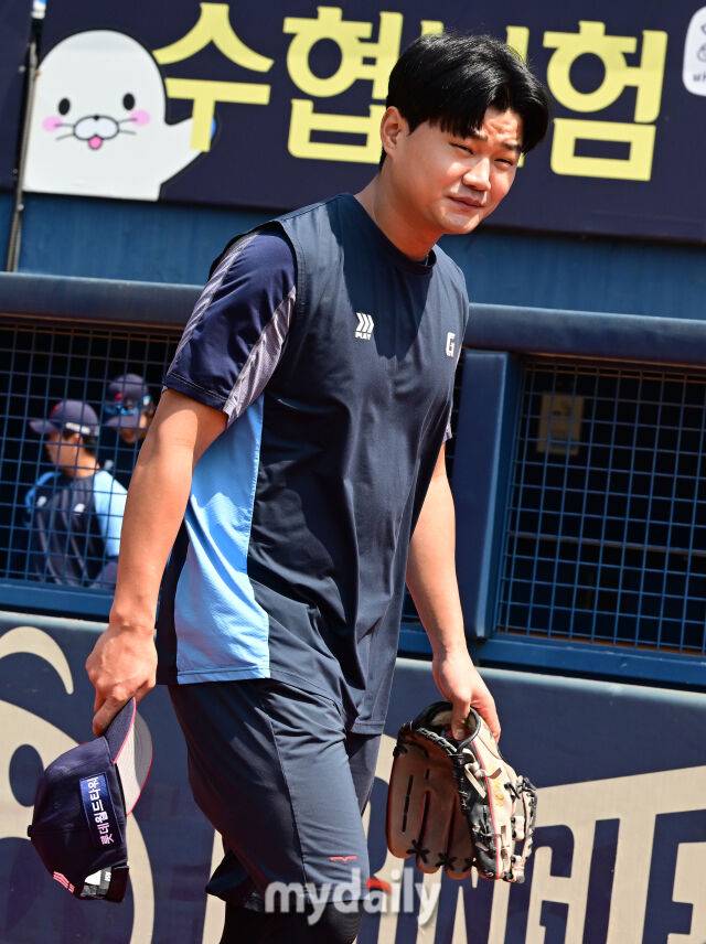 2024년 9월 1일 서울 잠실구장에서 '2024 신한 SOL Bank KBO리그, 롯데 자이언츠와 두산 베어스의 경기가 열렸다. 롯데 손호영이 훈련을 위해 그라운드로 나서고 있다./마이데일리