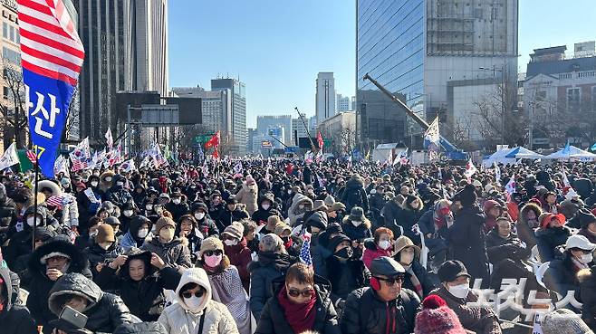 22일 서울 광화문 도심에서 자유통일당 등이 주최한 계엄합법·탄핵반대 국민대회가 열린 모습. 박인 기자