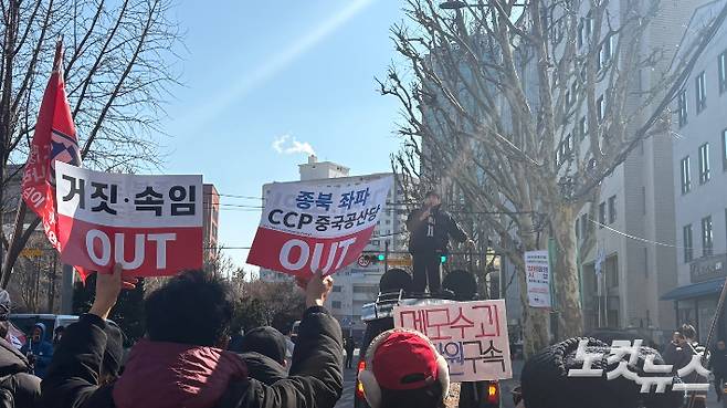 22일 서울 안국역에서 열린 신남성연대 집회 참석자들이 자유통일당 집회로 행진을 이어가고 있다. 박인 기자