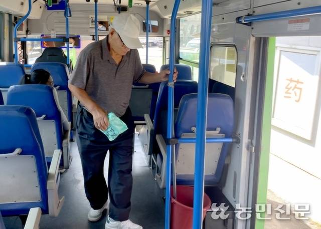 전남 진도군 농어촌버스에서 한 어르신이 하차하는 모습. 사진은 기사의 특정 사실과 관련 없음.