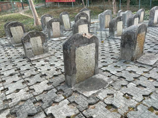 ▲동정진망열사묘(東征陣亡烈士墓) 내부의 묘비. 황포군관학교 인근의 동정진망열사묘는 광둥 동부에 주둔하고 있던 군벌 천중밍의 군대를 진압하러 나섰다가 사망한 황포군관학교 출신 인물들을 기리기 위해 조성한 묘소이다. 조선인 김근제(金槿濟)와 안태(安台)의 묘비를 확인할 수 있었다. ⓒ사진 윤세병