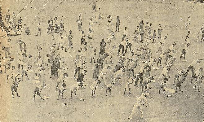 ‘경성일보’가 1932년 7월 23일에 게재한 조선은행 앞 광장의 라디오 체조 광경.