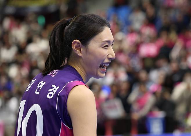 이번 시즌을 끝으로 은퇴하는 김연경이 21일 경기 수원시 장안구 수원실내체육관에서 열린 프로배구 '도드람 2024-2025 V-리그' 여자부 현대건설과 흥국생명의 경기를 마친 뒤 팬들에게 인사를 하고 있다. 뉴스1