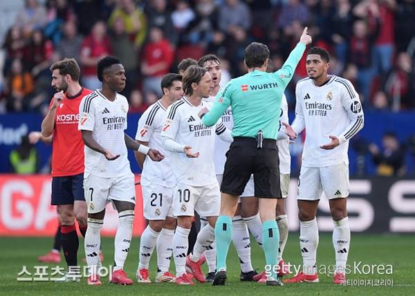 심판에 항의하는 레알 마드리드 선수단 / 사진=Gettyimages 제공