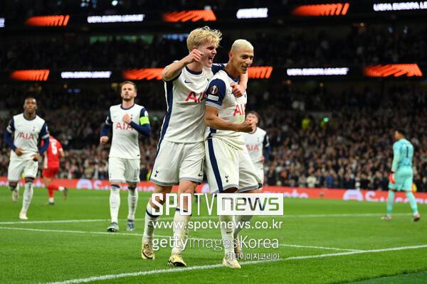 ▲ 토트넘 홋스퍼는 리그 페이즈에서 손흥민이 부상으로 빠진 상태로 AZ알크마르에 히샤를리송의 페널티킥 골로 1-0 신승을 거둔 바 있다.