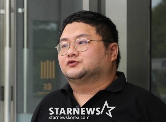 (수원=뉴스1) 김영운 기자 = 먹방 유튜버 '쯔양'(본명 박정원)을 협박해 돈을 갈취한 혐의를 받고 있는 유튜버 구제역(본명 이준희)이 26일 오전 경기 수원시 영통구 수원지방검찰청으로 구속 전 피의자심문(영장실질심사)을 받기 위해 출석하고 있다.   유튜버 구제역과 주작감별사는 지난해 2월 쯔양과 전 남자친구간 과거를 폭로하지 않는 조건으로 쯔양을 협박해 5500만 원을 받아 챙긴 혐의를 받고 있다. 2024.7.26/뉴스1  Copyright (C) 뉴스1. All rights reserved. 무단 전재 및 재배포,  AI학습 이용 금지. /사진=(수원=뉴스1) 김영운 기자