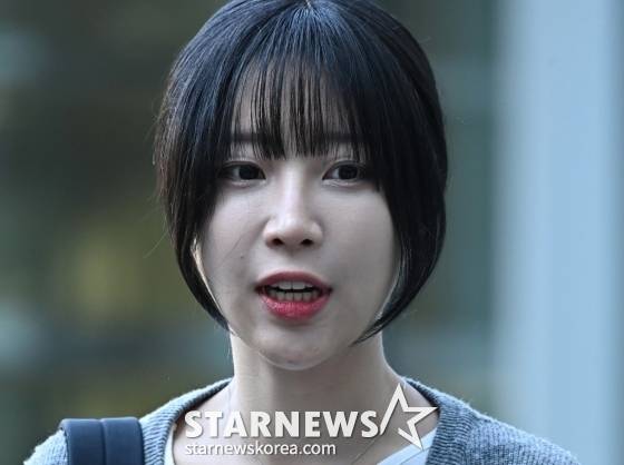 [수원=뉴시스] 김종택기자 = 구독자 1000만명 이상을 보유한 먹방 유튜버 '쯔양'(박정원)이 15일 경기도 수원시 영통구 수원지방법원에서 열린 유튜버 '구제역'(이준희)에 대한 공판 증인으로 출석하며 입장을 밝히고 있다. 2024.11.15. jtk@newsis.com /사진=김종택