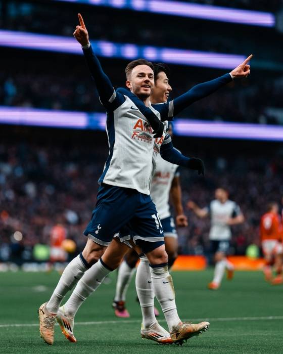 제임스 매디슨(왼쪽)과 손흥민이 17일 영국 런던의 토트넘 홋스퍼 스타디움에서 열린 2024~2025시즌 잉글랜드 프리미어리그(EPL) 25라운드 맨체스터 유나이티드전 결승골 직후 세리머니하고 있다. /사진=토트넘 홋스퍼 공식 사회관계망서비스(SNS)