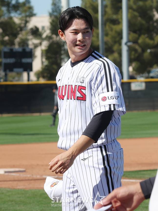 LG 트윈스 선수단이 16일 미국 애리조나주 스코츠데일 인디언스쿨파크 야구장에서 스프링캠프를 진행했다. LG 김영우가 마운드를 내려가며 미소 짓고 있다. /사진=김진경 대기자