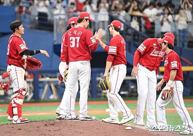 7일 오후 서울 구로구 고척스카이돔에서 열린 '2024 신한 SOL Bank KBO리그' SSG 랜더스와 키움 히어로즈의 경기, SSG가 키움에 6:2로 승리하며 위닝시리즈를 확보했다.  이날 경기에서 승리한 SSG 선수들이 기뻐하고 있다. 엑스포츠뉴스 DB