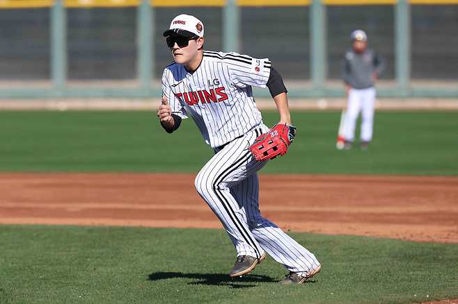 LG 내야수 문정빈은 지난해 퓨처스리그에서 빼어난 타격 재능을 선보였다. 올 시즌 라인업에 부족한 오른손 타자로서 제 몫을 해주리라 많은 기대감이 뒤따르고 있다. LG 트윈스