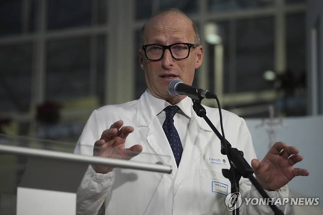 기자회견하는 교황 담당의 (AP=연합뉴스) 프란치스코 교황의 담당의인 세르지오 알피에리 씨가 21일(현지시간) 로마 제멜리 병원에서 기자회견을 열어 폐렴 진단을 받은 교황의 병세에 관해 답변하고 있다. photo@yna.co.kr 2025.2.21.