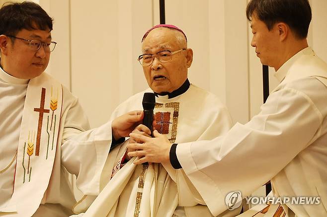 김창렬 주교 백수 기념 감사 미사 봉헌 (제주=연합뉴스) 변지철 기자 = 22일 오후 천주교 제주교구 주교좌 성당인 제주시 관덕로 중앙성당에서 제3대 교구장이었던 김창렬 바오로 주교의 백수 기념 감사 미사가 열리고 있다. 백수는 한자 일백 백(百) 자에서 첫 번째 획인 한 일(一)자를 빼면 흰 백(白)이 되는 데서 유래했다. 사진은 감사의 말을 전하는 김창렬 주교의 모습. 2025.2.22 bjc@yna.co.kr