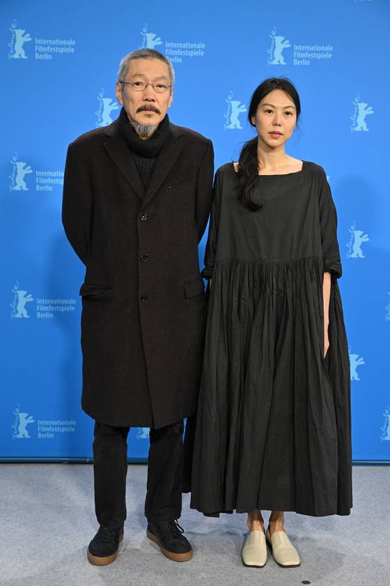 홍상수 감독과 김민희가 경쟁부문 초청작 영화 '소설가의 영화'로 제72회 베를린국제영화제에 참석했다. 〈사진=EPA/연합뉴스〉