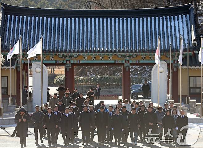 김동연 경기도지사가 13일 오전 광주 북구 운정동 국립5·18민주묘지에서 참배를 위해 입장하고 있다. 2025.2.13/뉴스1 ⓒ News1 박지현 기자