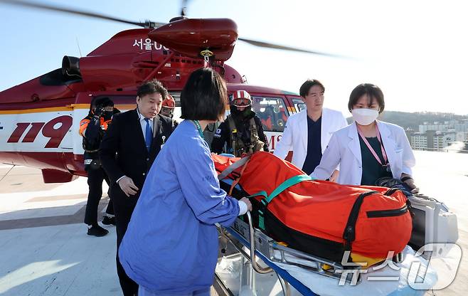 서울 강서구 이대서울병원에서 인근지역 외상 중증환자를 원내로 이송하는 상황을 가정해 열린 응급헬기환자 시뮬레이션에서 의료진과 강서소방서 구조팀 등이 훈련을 하고 있다. 2025.1.7/뉴스1 ⓒ News1 이동해 기자