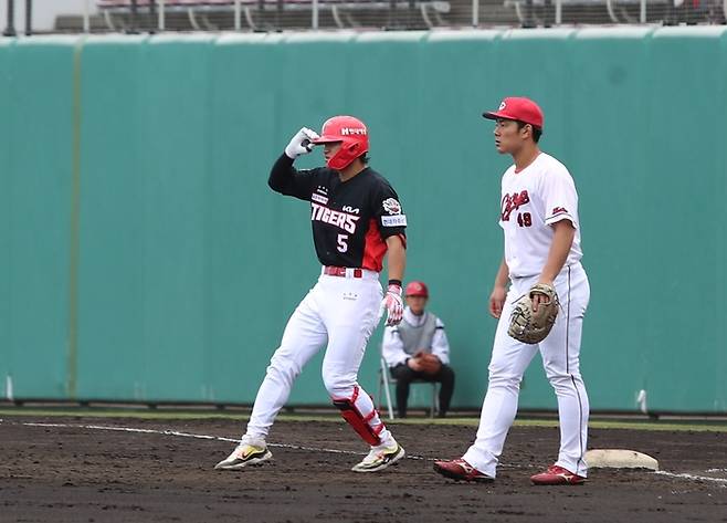 KIA 김도영이 22일 일본 오키나와 고자신킨 구장에서 열린 2025 스프링캠프 연습경기 히로시마전에서 3회초 선두타자로 나서 좌전 안타를 때린 후 1루를 밟고 있다. 사진 | KIA 타이거즈