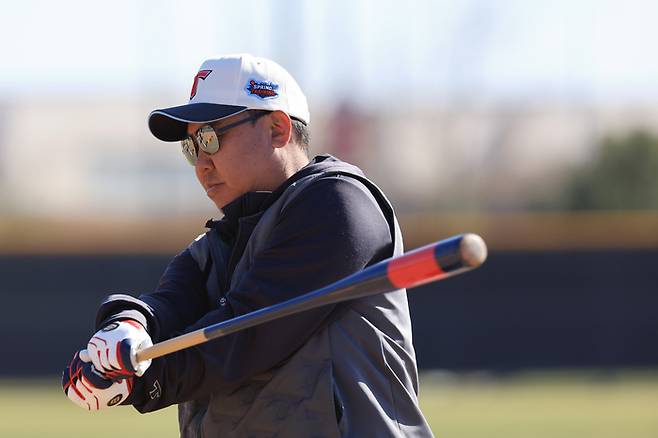 KIA 이범호 감독이 11일(한국시간) 미국 캘리포니아주 어바인 그레이트 파크 베이스볼 콤플렉스에서 열린 1차 스프링캠프에서 배트를 휘두르고 있다. 사진 | 어바인=연합뉴스
