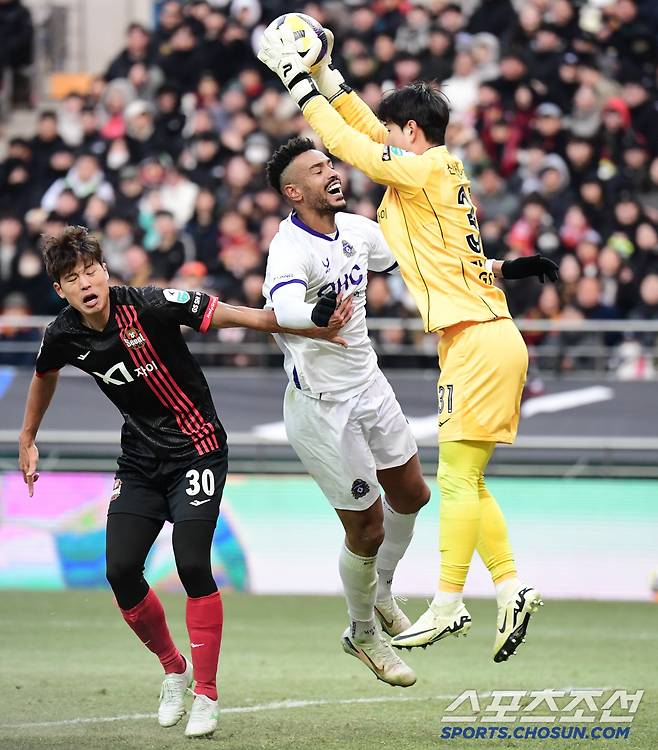 22일 상암동 서울월드컵경기장에서 열린 'K리그1 2025' FC서울과 FC안양의 경기. FC안양 모따에 앞서 볼을 잡아내고 있는 FC서울 강현무 골키퍼. 상암=송정헌 기자songs@sportschosun.com/2025.02.22/