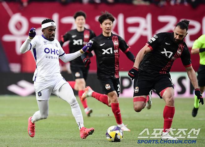 22일 상암동 서울월드컵경기장에서 열린 'K리그1 2025' FC서울과 FC안양의 경기. 안양 야고가 서울 수비를 제치며 돌파를 시도하고 있다. 상암=송정헌 기자songs@sportschosun.com/2025.02.22/