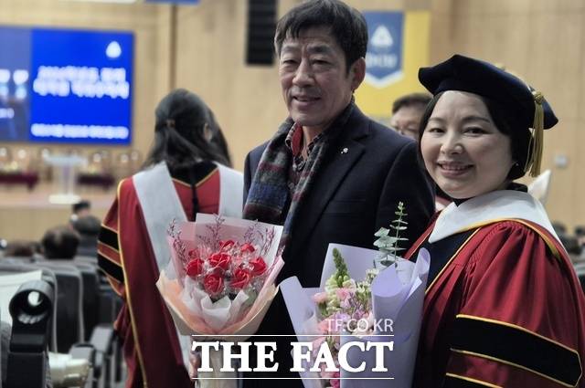 대구가톨릭대학교에서 박사학위를 받은 최근희 씨가 탈북에 도움을 준 중국동포인 조성남 씨(57,좌측)와 결혼한 뒤 대구에 정착을 했다. / 김선완
