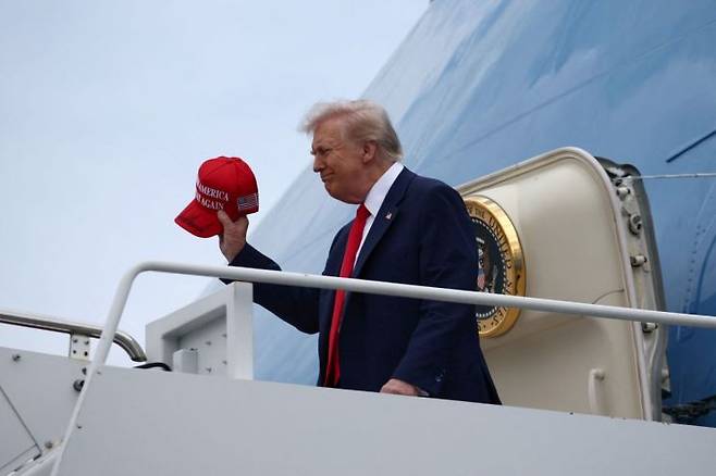 16일(현지시간) 도널드 트럼프 대통령이 플로리다주 데이토나 비치에 도착해 전용기인 에어포스원에서 내리는 모습. AFP·연합뉴스