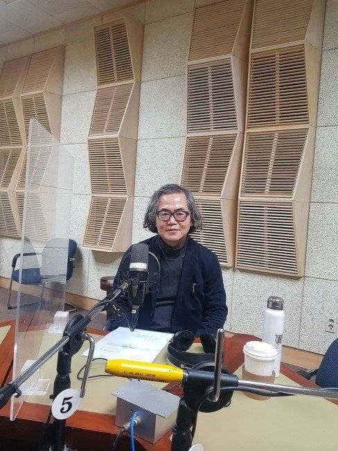 라디오방송에 출연한 정선용 씨. 코로나19가 유행하던 시절이라 탁자 위 플라스틱 칸막이가 보인다. 정선용 씨 제공