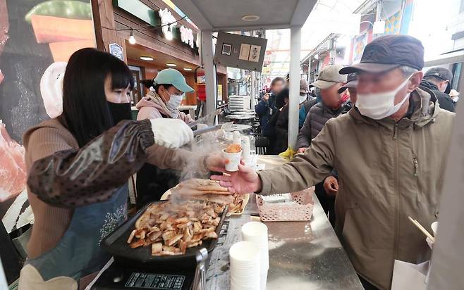 다음달 2, 3일 청주삼겹살거리에서 열리는 삼겹살축제장에 오면 삼겹살을 무료로 맛볼 수 있다. 청주시 제공