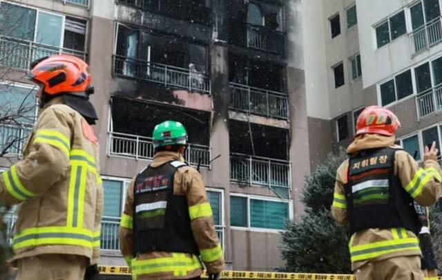 119구조대가 화재 현장에 출동해 화재 진압을 하고 있다. 한겨레 자료 사진