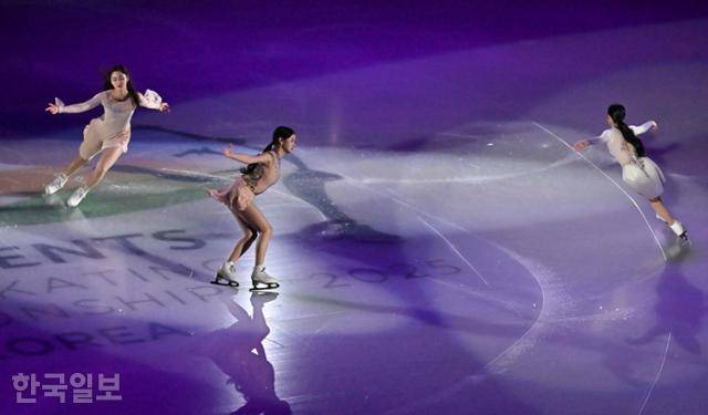 위서영, 임은수, 최다빈이 사대륙선수권대회 갈라쇼에서 합동 무대를 펼치고 있다.