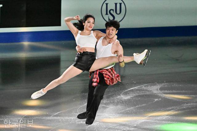한국 아이스 댄싱 선수 임해나·권예가 갈라쇼에서 연기를 펼치고 있다.