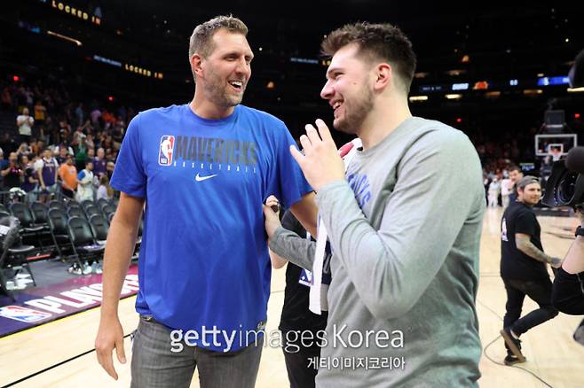 사진은 지난 2022년 5월 댈러스 시절 돈치치(오른쪽)와 경기장을 찾은 노비츠키의 모습. 사진=게티이미지