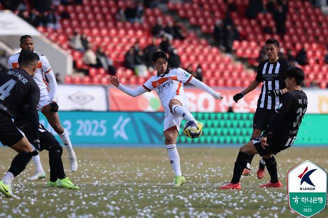 23일 탄천종합운동장에서 열린 성남과 화성의 K리그2 1라운드 경기. 화성 전성진이 왼발 발리 슈팅을 시도하고 있다. 사진=프로축구연맹