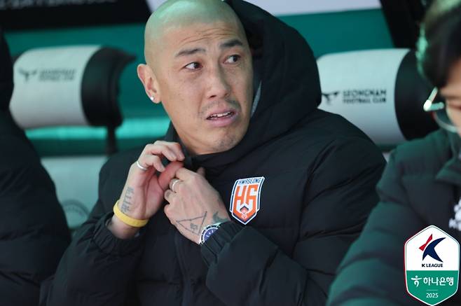 차두리 화성 감독이 23일 탄천종합운동장에서 열린 성남과의 K리그2 1라운드 중 경기를 지켜보고 있다. 사진=프로축구연맹
