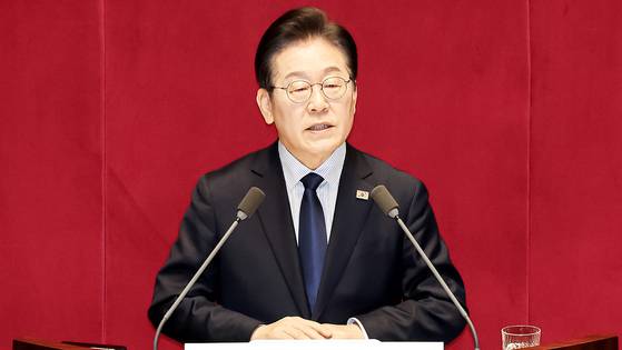 이재명 더불어민주당 대표가 10일 오전 서울 여의도 국회에서 열린 제422회 국회(임시회) 제2차 본회의에 참석해 교섭단체연설을 하고 있다. 전민규 기자