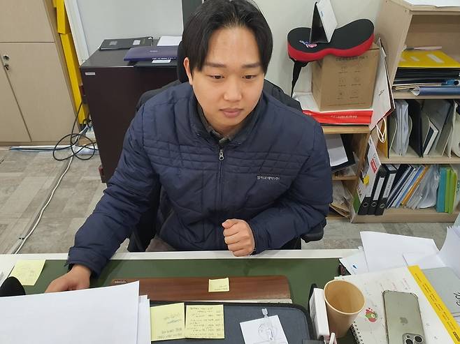 이명동 사원이 전 직원 인사평가를 진행 중이다. 윤현주 기자