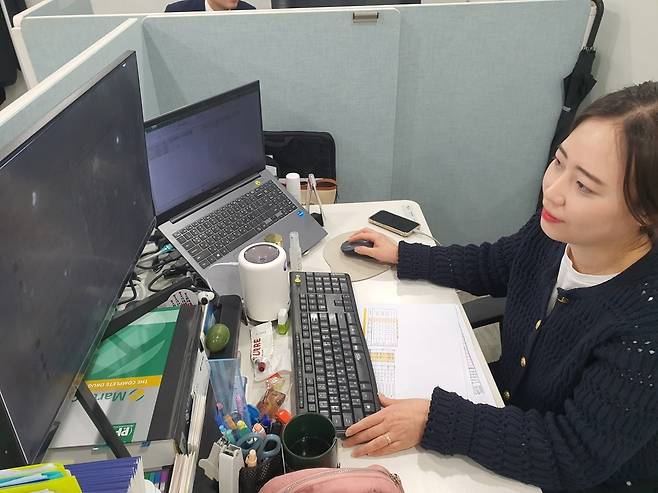 신수경 대리가 CMO 사업 관련 업무를 보고 있다. 윤현주 기자