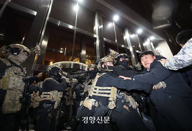 윤석열 대통령이 비상계엄을 선포한 이튿날인 지난해 12월4일 국회 본청 출입을 봉쇄하려는 계엄군과 당직자들이 몸싸움을 벌이고 있다. 성동훈 기자