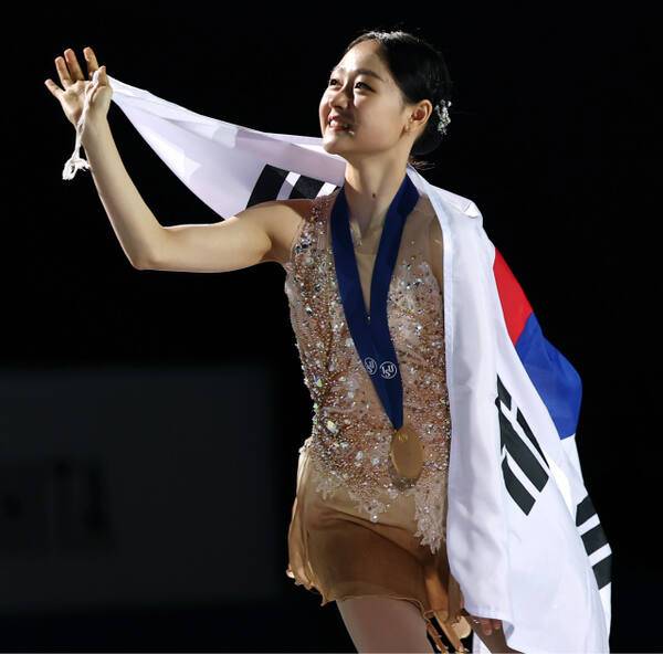 23일 서울 목동 아이스링크에서 열린 2025 국제빙상경기연맹(ISU) 4대륙 피겨 선수권대회 여자 싱글에서 금메달을 획득한 김채연이 태극기를 두르고 관중에게 인사하고 있다. 연합뉴스