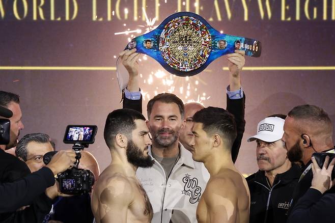 지난 21일(현지시간)사우디아라비아 리야드에서 열린 개체량 행사에서 페이스 오프 중인 드미트리 비볼(오른쪽)와 아투르 베테르비예프. [타스 연합뉴스]