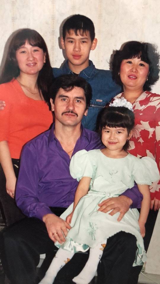 비볼의 가족 사진. 한국계 어머니(오른쪽)와 비볼(가운데 위). [연합뉴스]